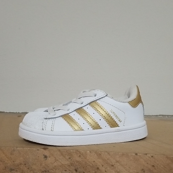 Adidas Toddlers Gold Superstar Sneakers with Classic Design sz 6 - Picture 1 of 6